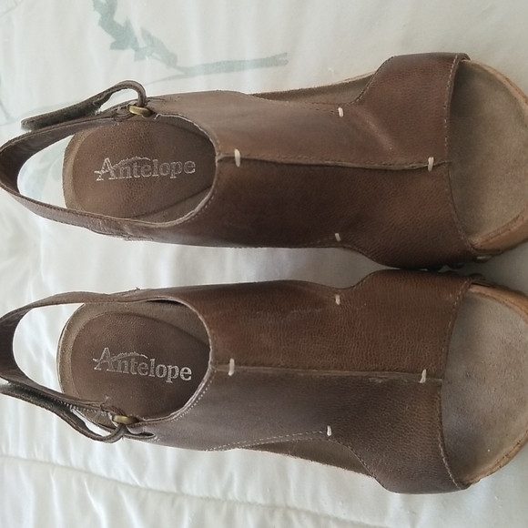 Like new, Excellent condition Antelope cork wedges. Size 6 - Picture 3 of 5